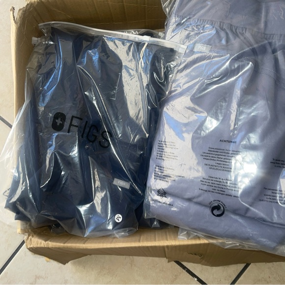 *Brand New* Figs Women's Navy Zamora Jogger Pants and Casma Top Scrub Set - Picture 12 of 12